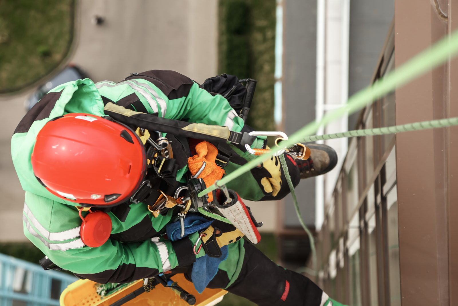 Técnico de acceso por cuerdas descendiendo por la fachada de un edificio